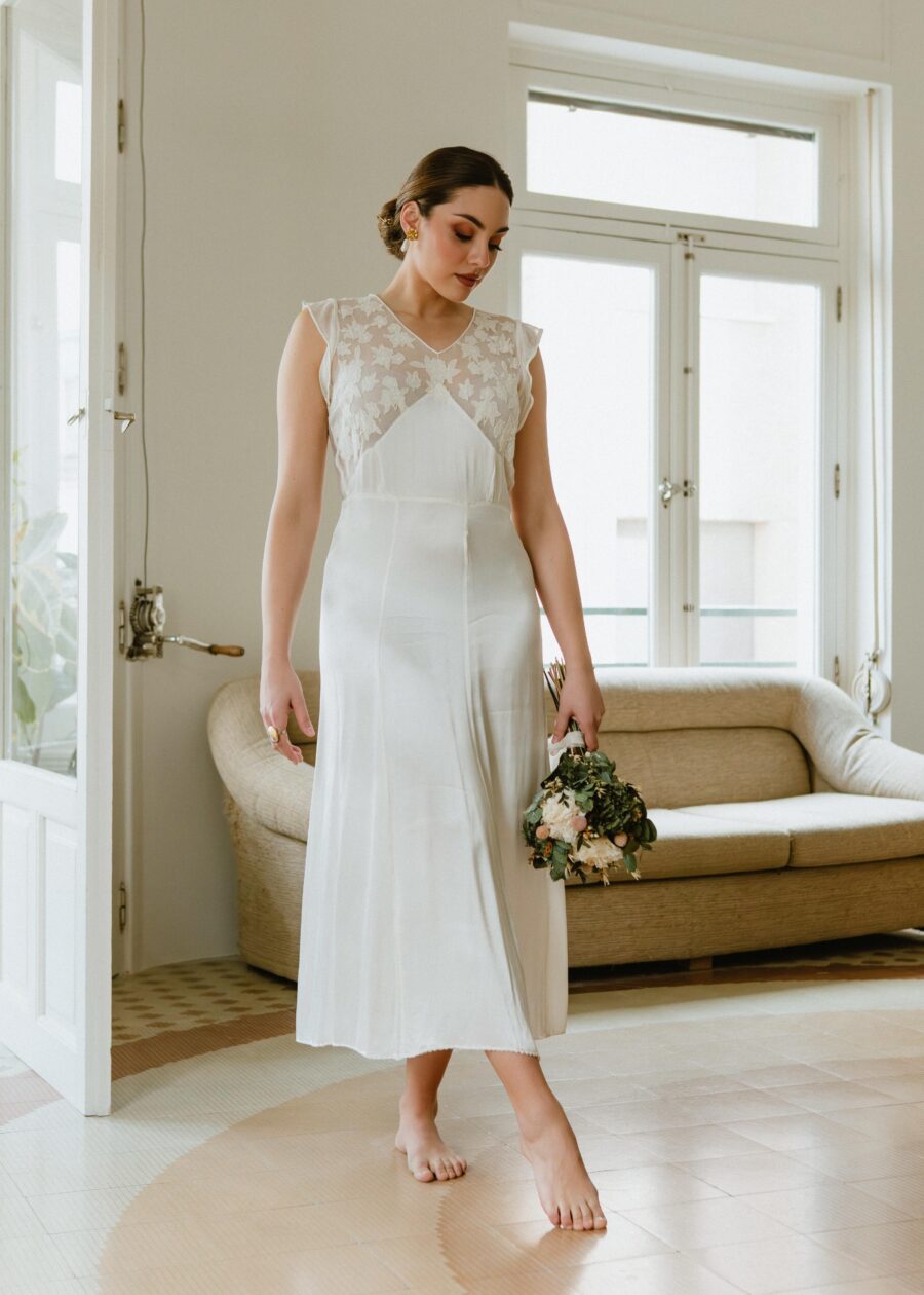 Vestido Lencero de Principios del S.XX en Raso con Canesú Bordado