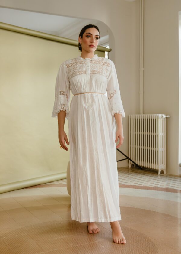Vestido Lencero de Algodón con Encajes de Principios del Siglo XX
