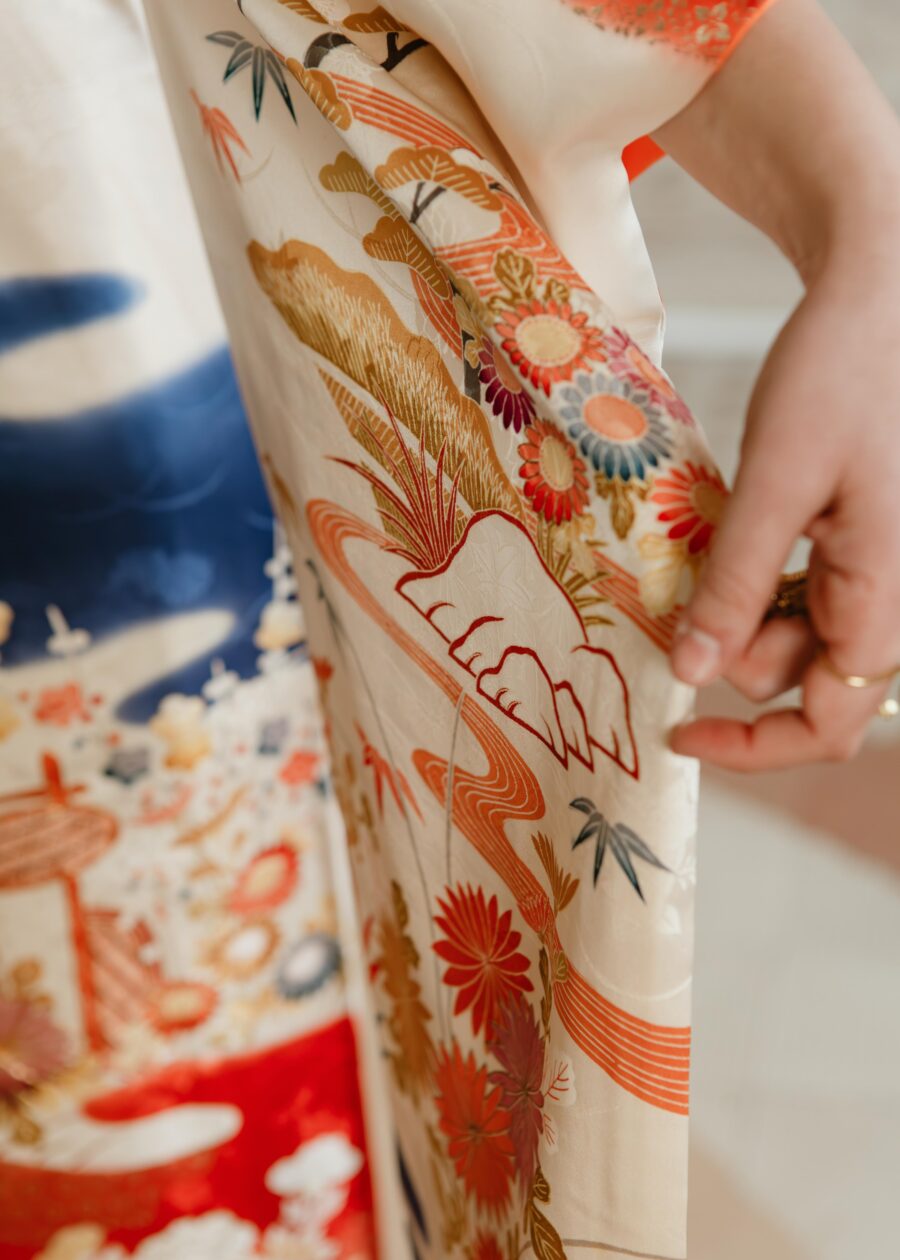 Kimono Furisode años 70 “Naoko” con Bordados en Hilo Dorado - Imagen 7