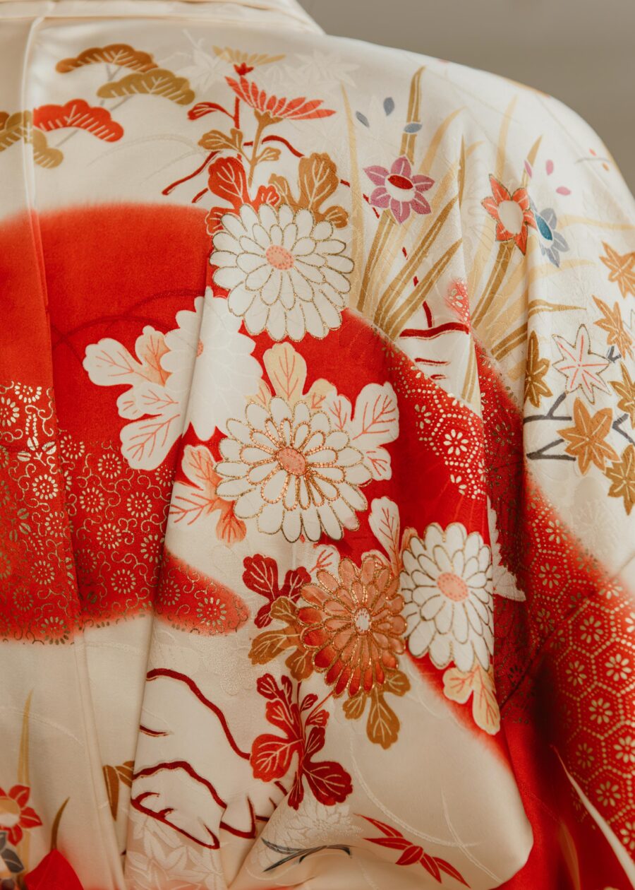 Kimono Furisode años 70 “Naoko” con Bordados en Hilo Dorado - Imagen 10