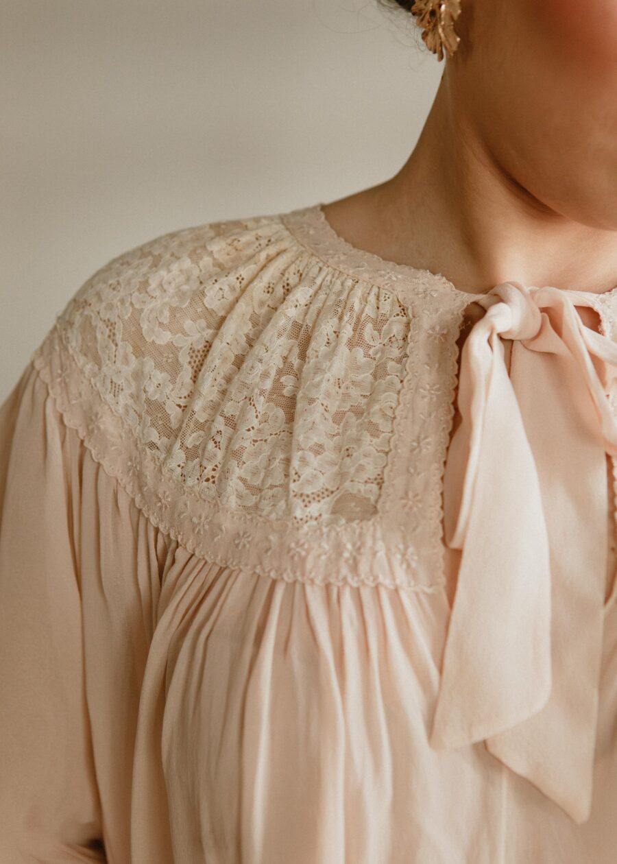 Vestido Lencero "Juliana" de Principios del S.XX en Muselina con Encajes de Algodón Bordado - Imagen 3