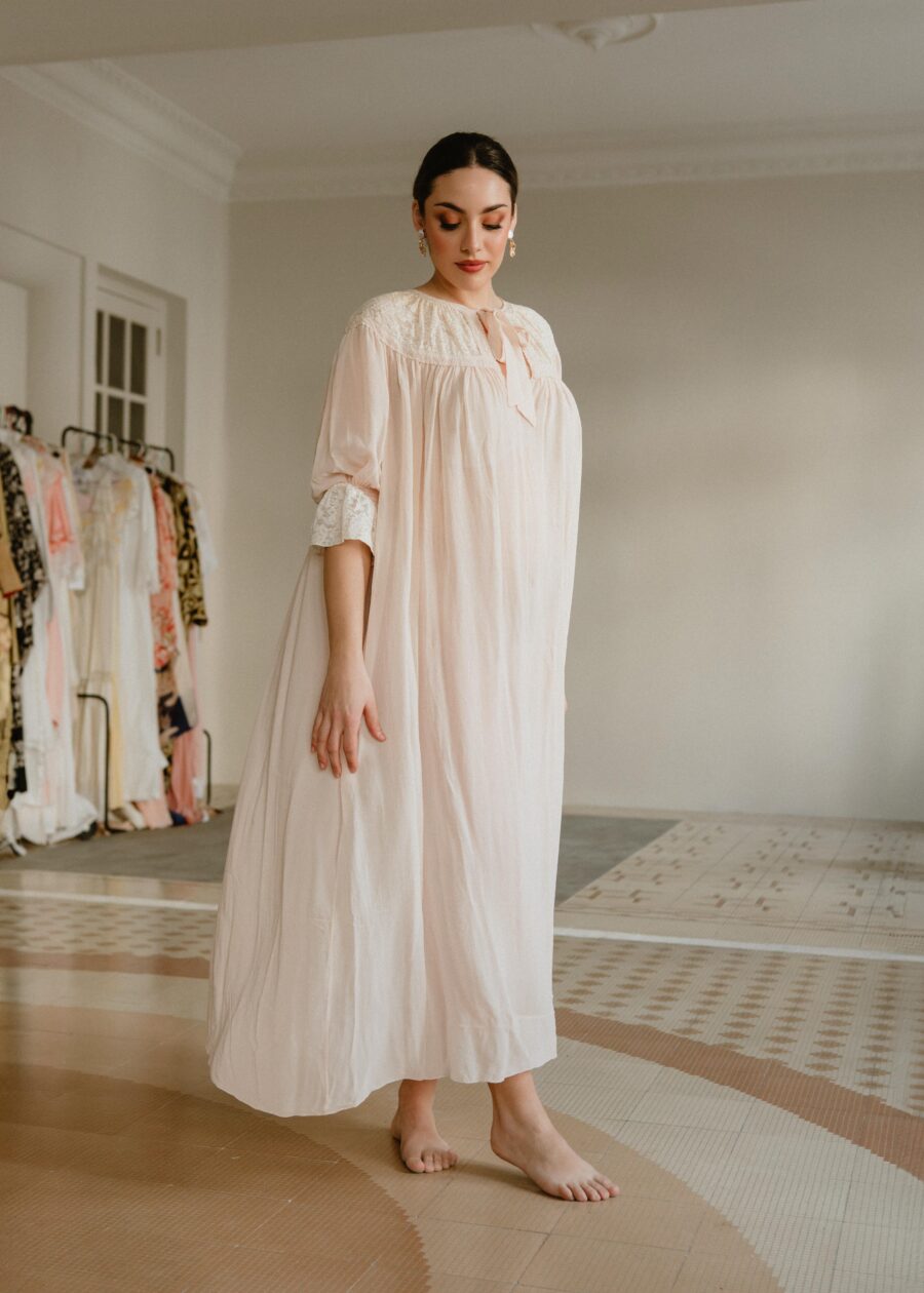 Vestido Lencero "Juliana" de Principios del S.XX en Muselina con Encajes de Algodón Bordado - Imagen 4