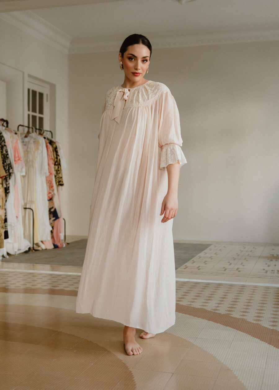 Vestido Lencero de Principios del S.XX en Muselina con Encajes de Algodón Bordado