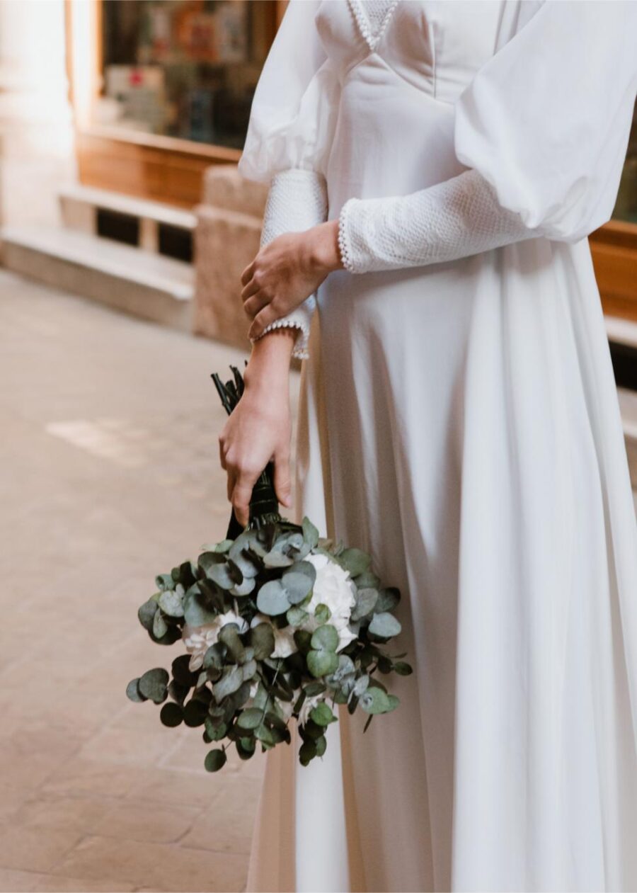 Vestido de Novia Vintage Años 70 "Romualda" con Canesú y Puños Ribeteados - Imagen 23