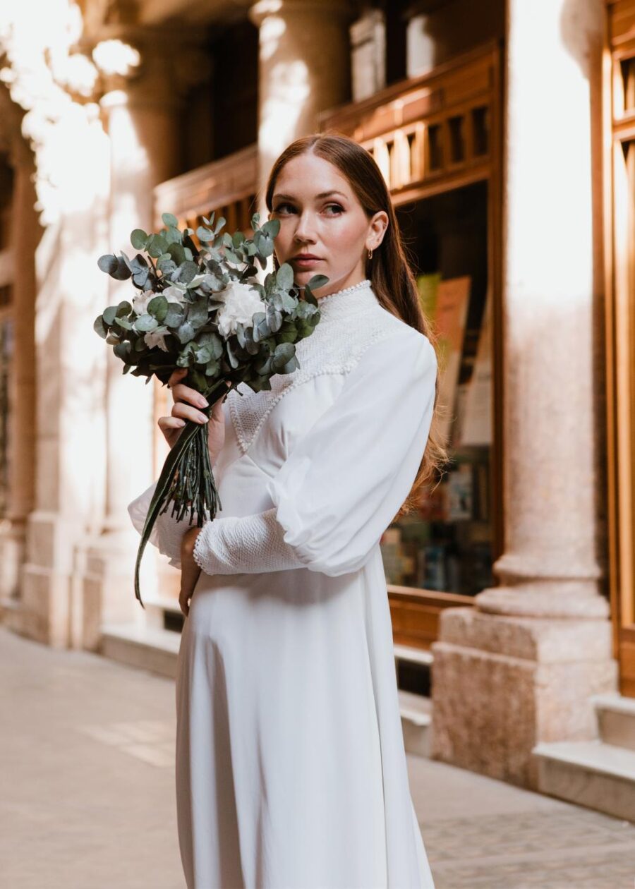 Vestido de Novia Vintage Años 70 "Romualda" con Canesú y Puños Ribeteados - Imagen 24