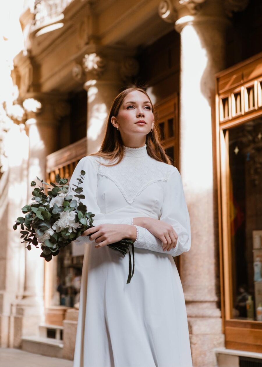 Vestido de Novia Vintage Años 70 "Romualda" con Canesú y Puños Ribeteados - Imagen 25