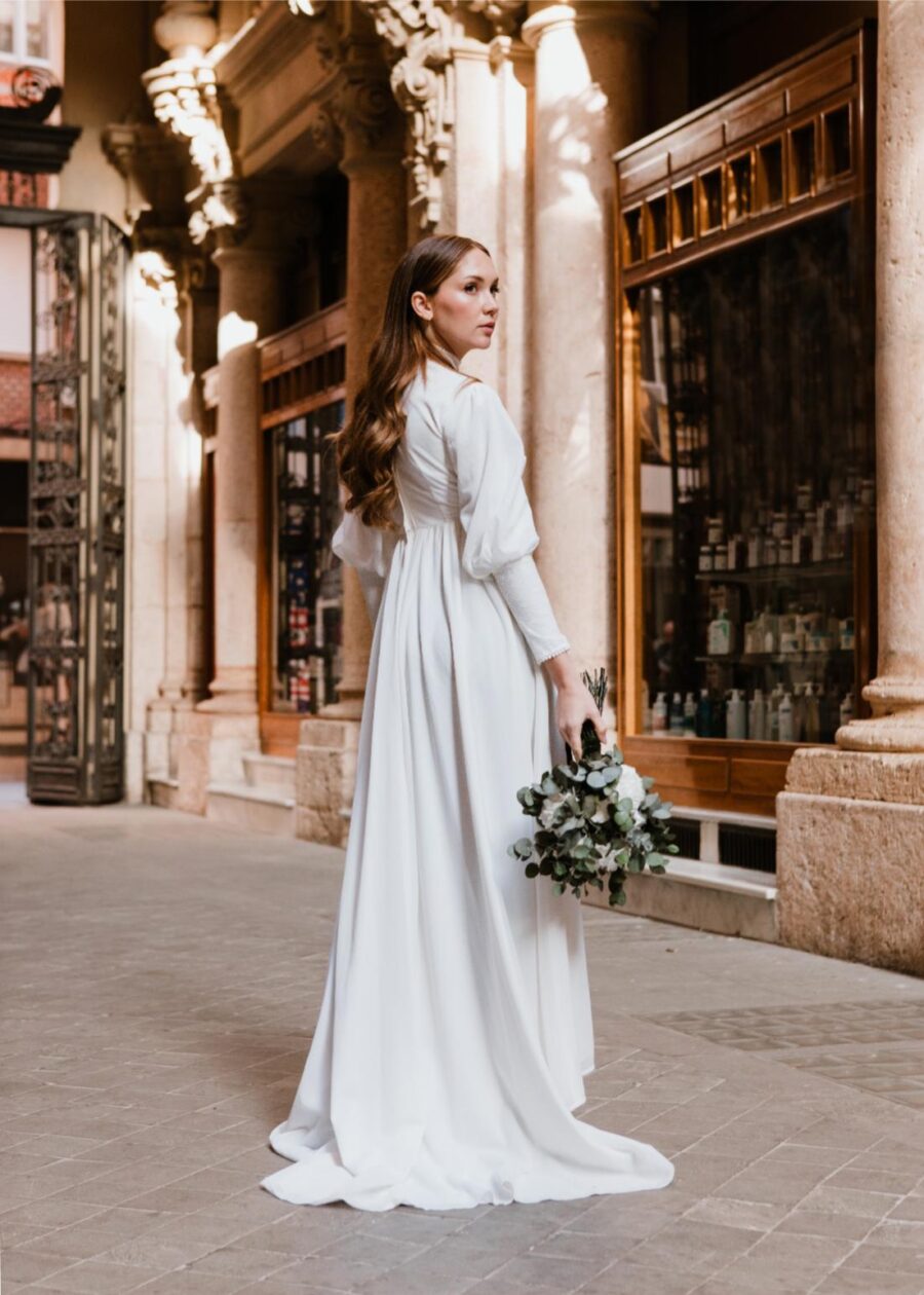 Vestido de Novia Vintage Años 70 "Romualda" con Canesú y Puños Ribeteados - Imagen 26