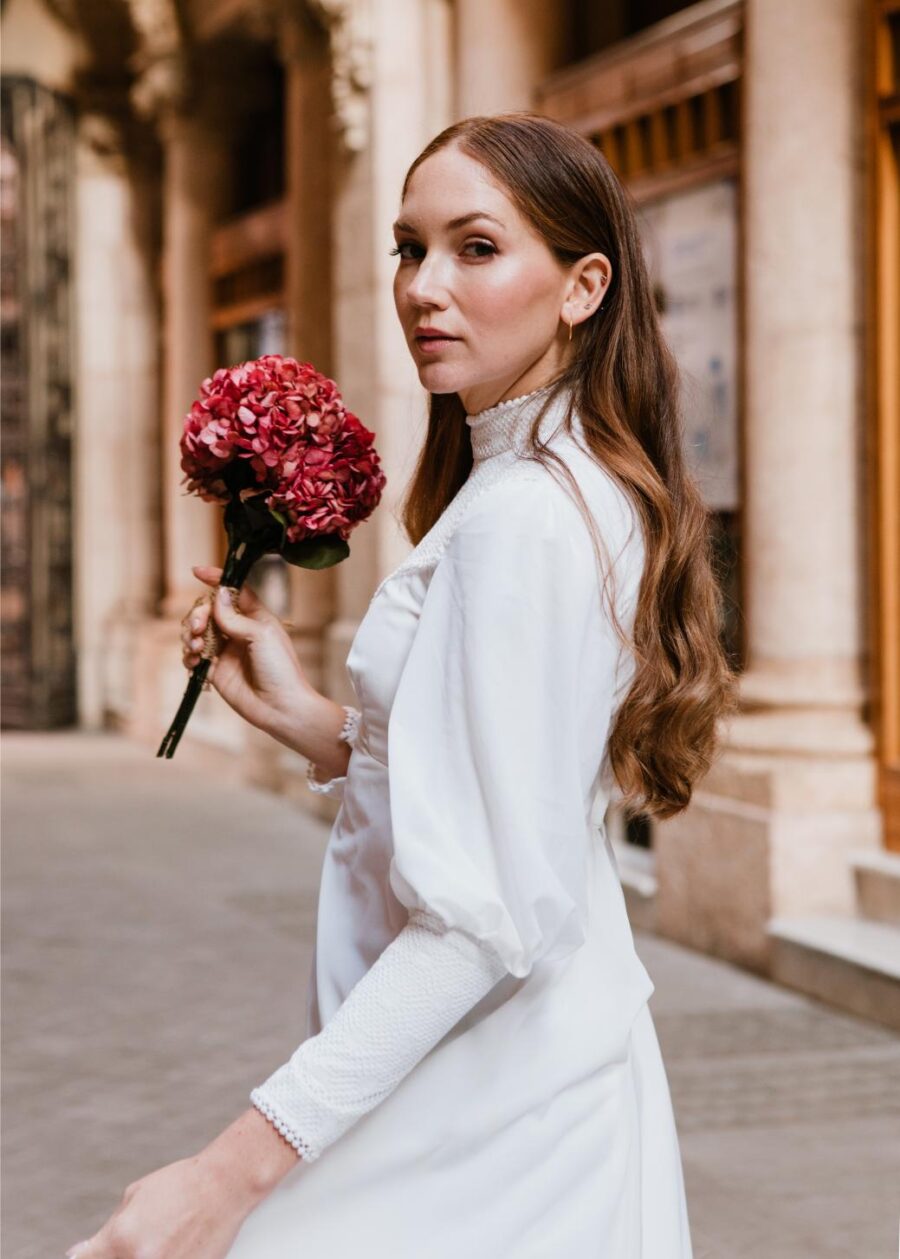 Vestido de Novia Vintage Años 70 "Romualda" con Canesú y Puños Ribeteados - Imagen 45