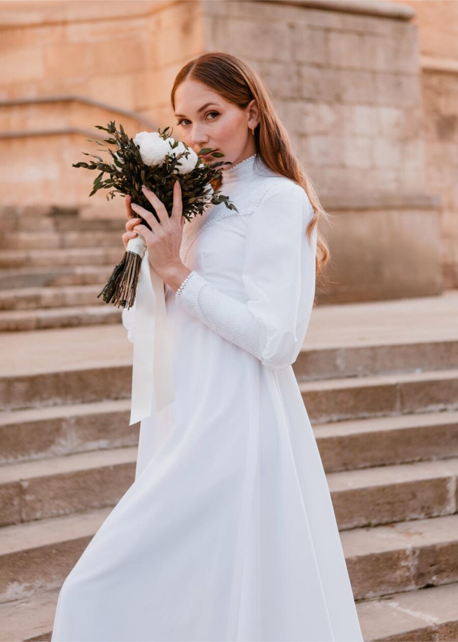 Vestido de Novia Vintage Años 70 "Romualda" con Canesú y Puños Ribeteados - Imagen 36