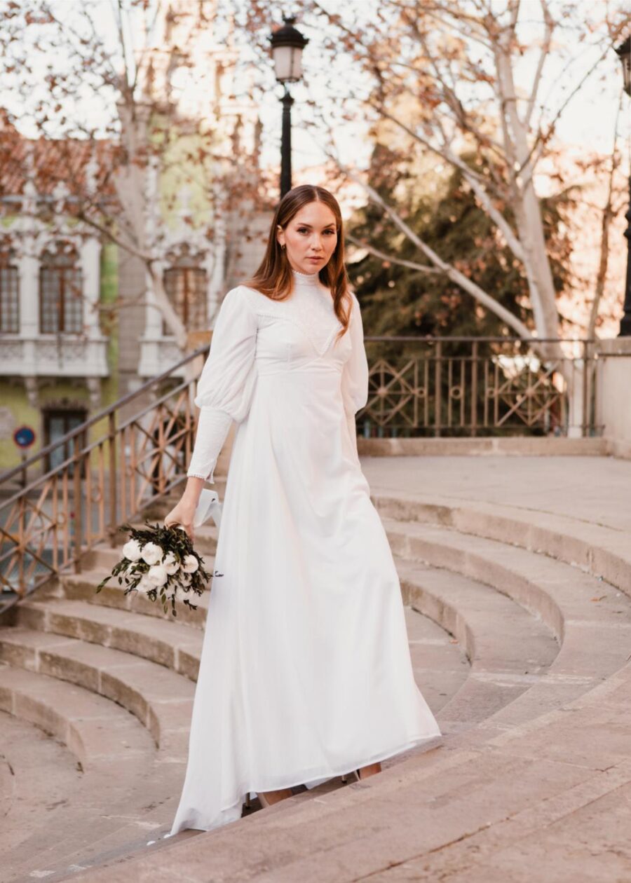 Vestido de Novia Vintage Años 70 "Romualda" con Canesú y Puños Ribeteados - Imagen 16