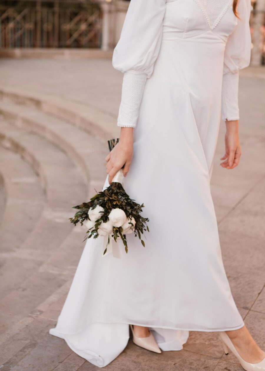 Vestido de Novia Vintage Años 70 "Romualda" con Canesú y Puños Ribeteados - Imagen 11