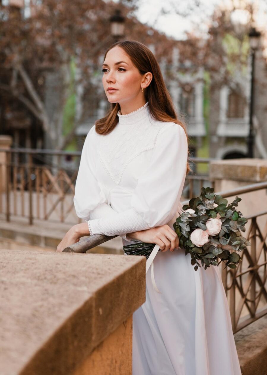Vestido de Novia Vintage Años 70 "Romualda" con Canesú y Puños Ribeteados - Imagen 37