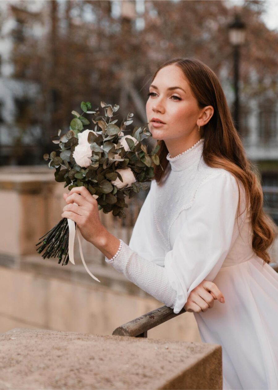Vestido de Novia Vintage Años 70 "Romualda" con Canesú y Puños Ribeteados - Imagen 48