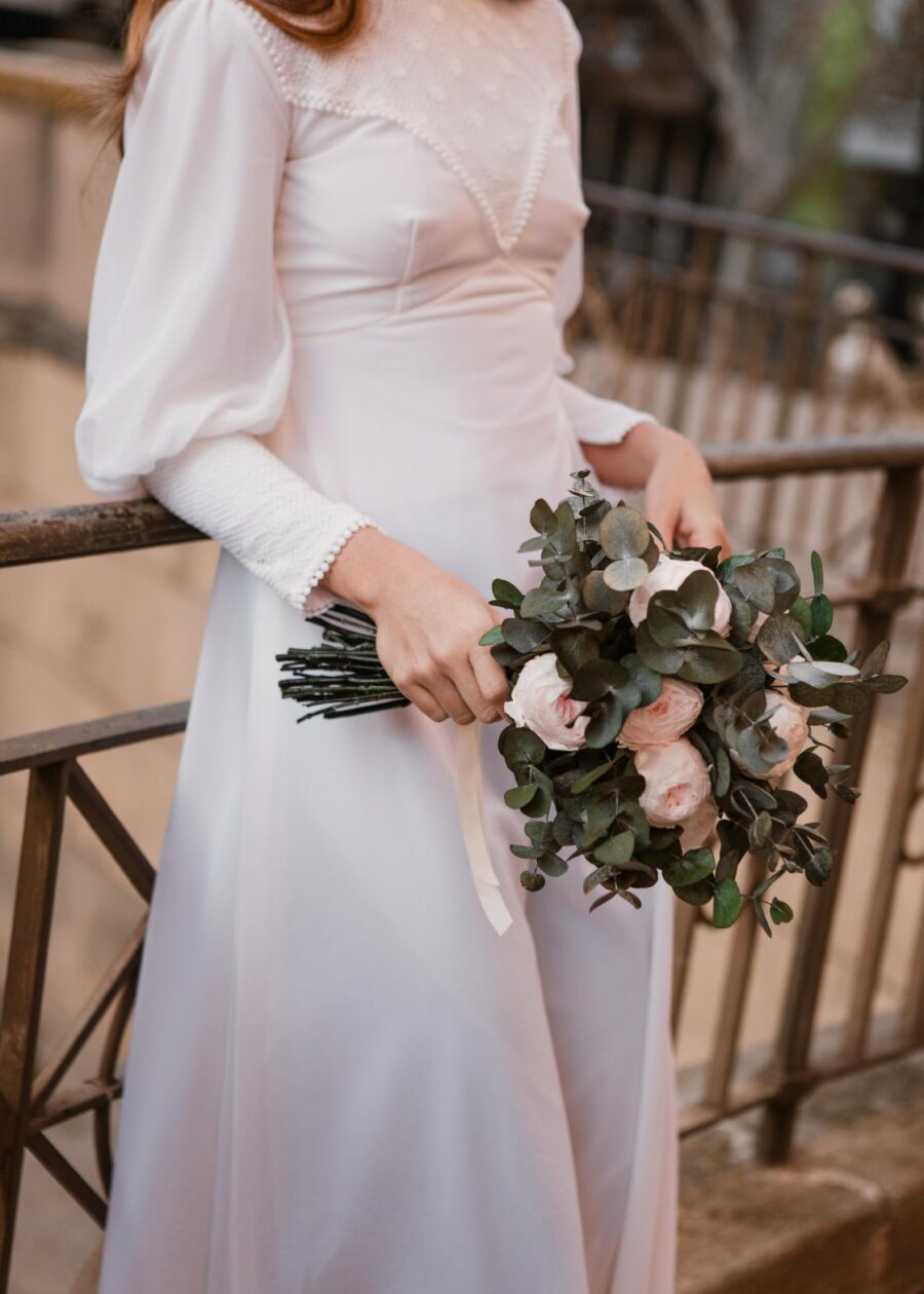 Vestido de Novia Vintage Años 70 "Romualda" con Canesú y Puños Ribeteados - Imagen 39