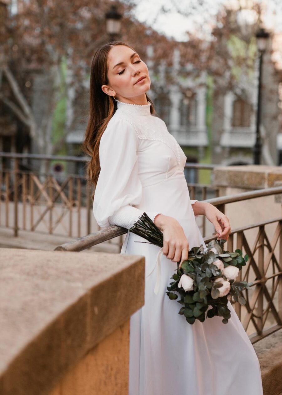 Vestido de Novia Vintage Años 70 "Romualda" con Canesú y Puños Ribeteados - Imagen 43