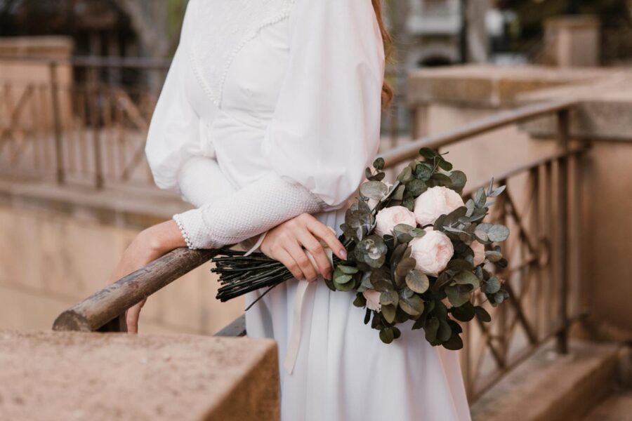 Vestido de Novia Vintage Años 70 "Romualda" con Canesú y Puños Ribeteados - Imagen 46