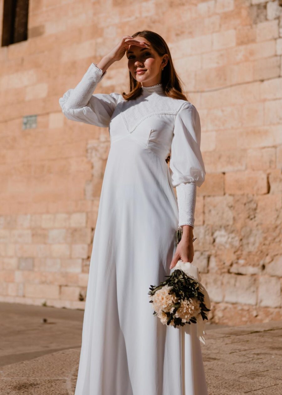 Vestido de Novia Vintage Años 70 "Romualda" con Canesú y Puños Ribeteados - Imagen 38
