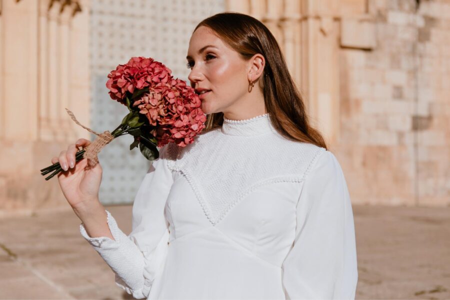Vestido de Novia Vintage Años 70 "Romualda" con Canesú y Puños Ribeteados - Imagen 40