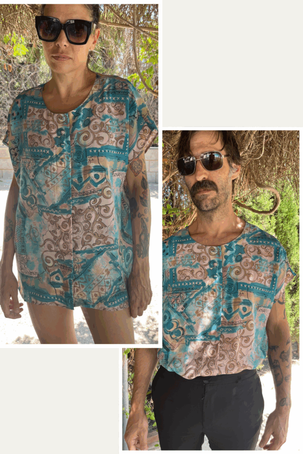 Camisa Vintage NEW FAST con Estampado Abstracto en Tonos Turquesa y Arena