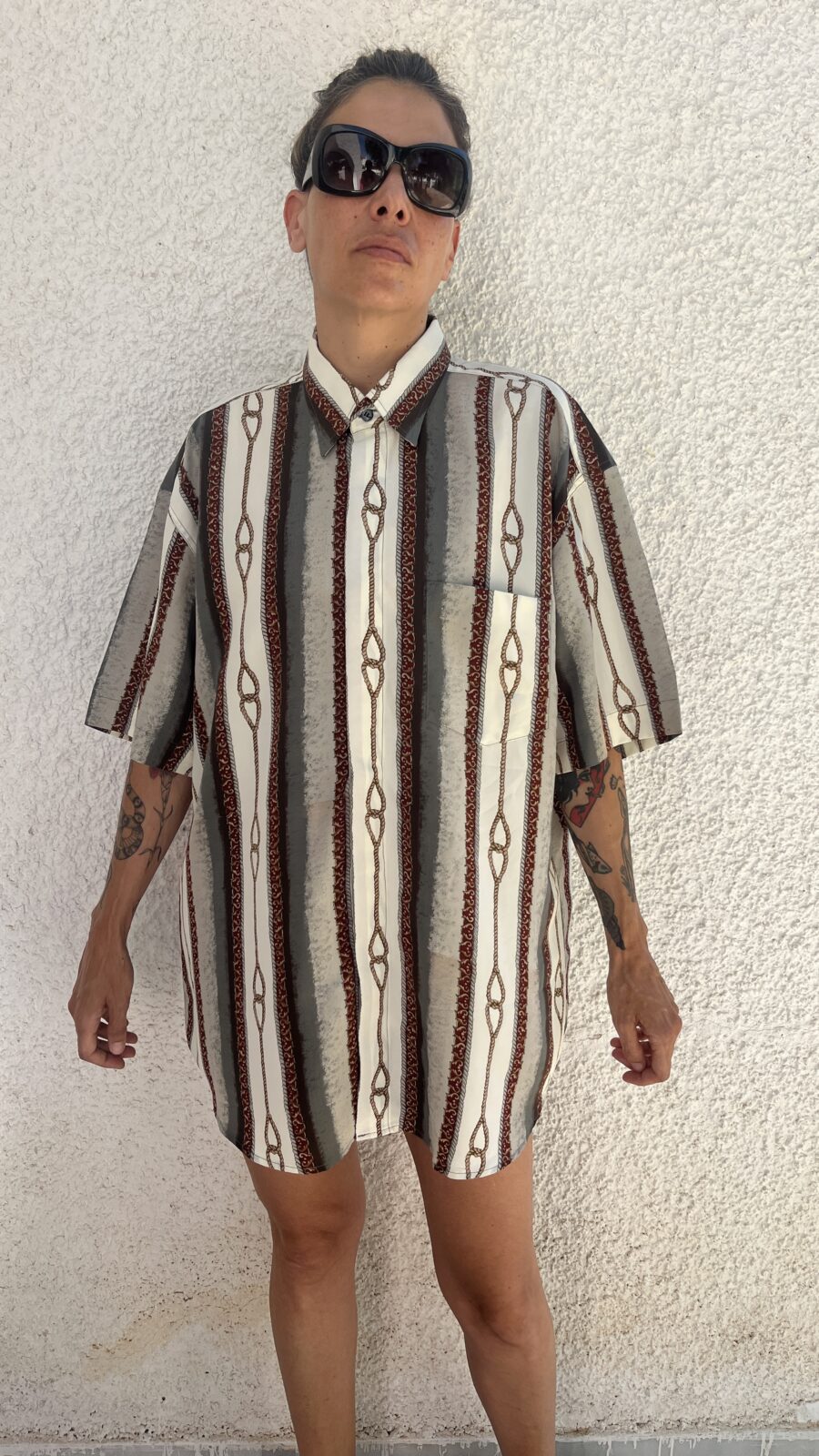 Camisa Vintage Unisex Años 80 con Estampado de Cuerdas y Rayas en Poliéster - Imagen 4