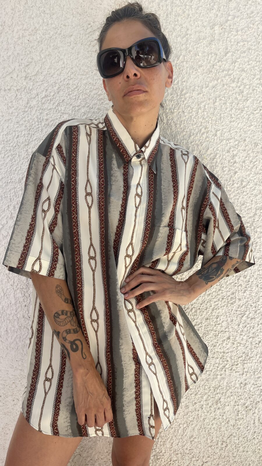 Camisa Vintage Unisex Años 80 con Estampado de Cuerdas y Rayas en Poliéster - Imagen 2