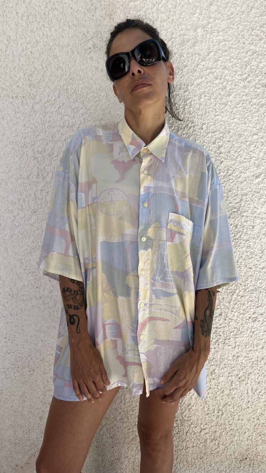 Camisa Vintage de Algodón Años 80 con Estampado Pastel Arquitectónico - Imagen 6