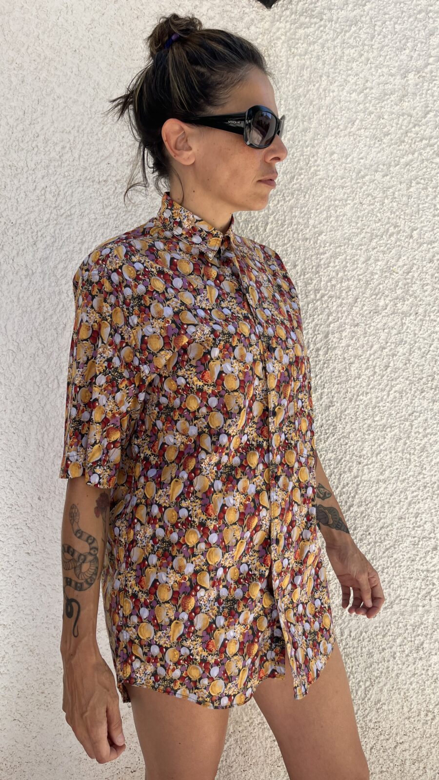 Camisa unisex Vintage Española Años 80 con Estampado de Frutas y Flores - Imagen 4