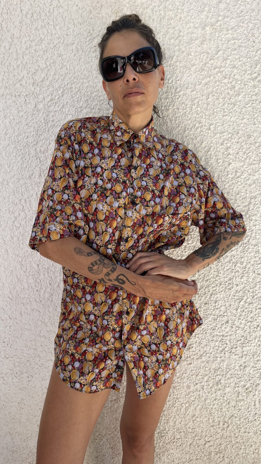Camisa unisex Vintage Española Años 80 con Estampado de Frutas y Flores - Imagen 2