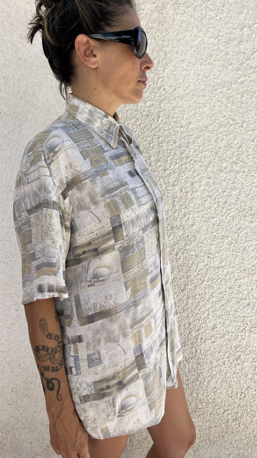 Camisa Vintage Años 80 con Estampado Geométrico en Tonos Tierra - Imagen 10