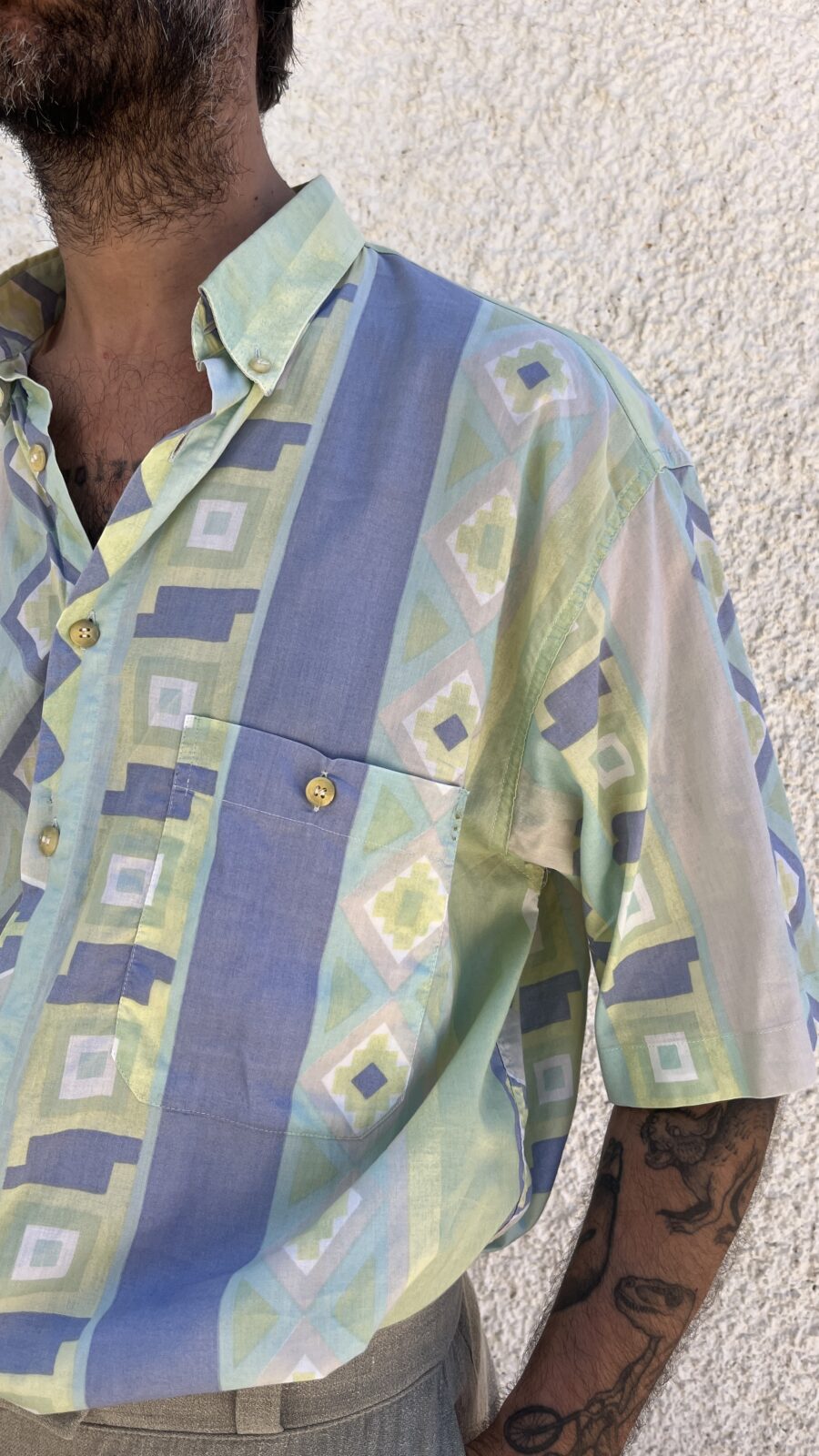 Camisa Vintage Años 80 con Estampado Geométrico Pastel - Imagen 10
