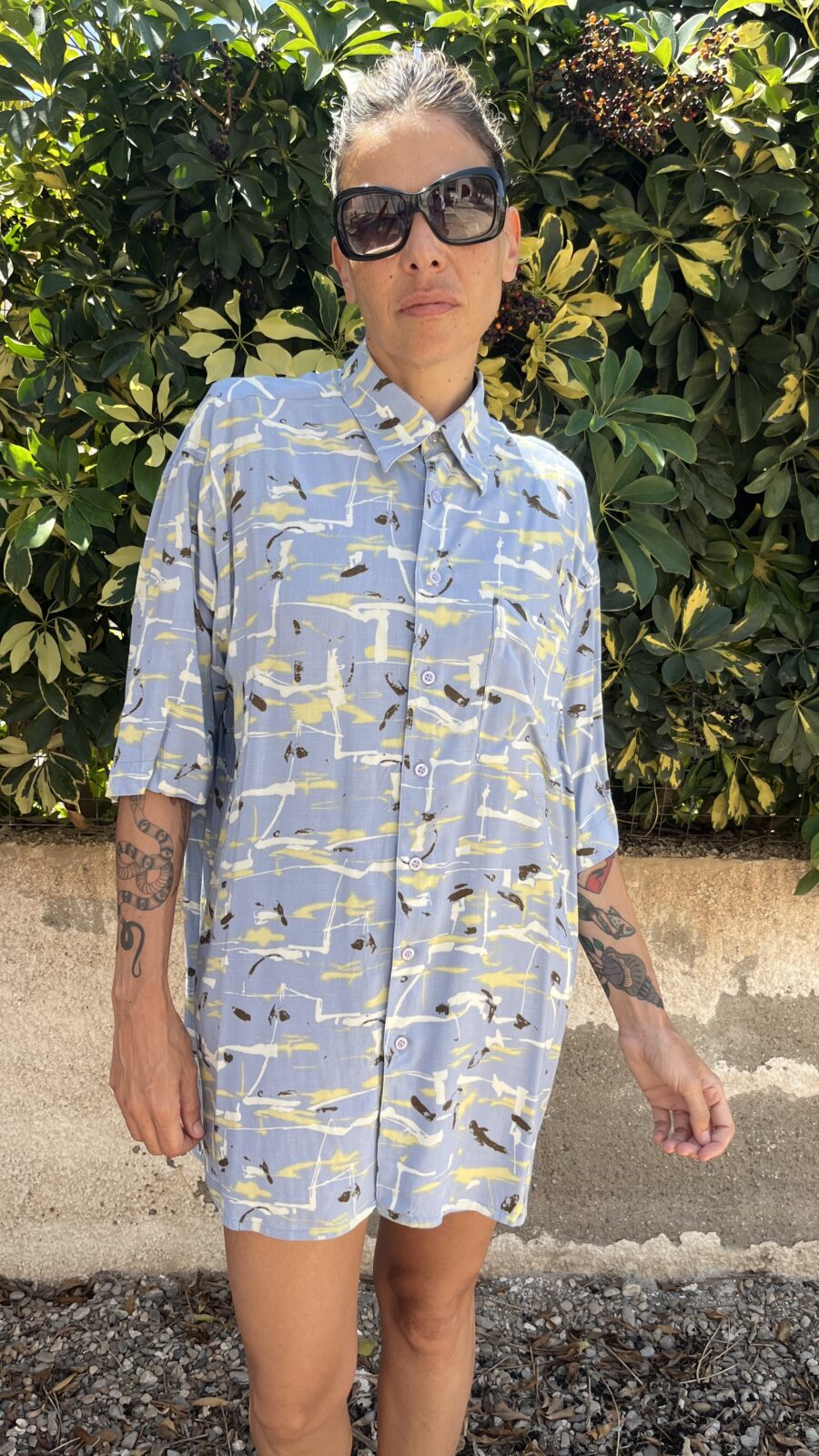 Camisa Unisex de Viscosa Años 80 con Estampado Abstracto Azul y Amarillo - Imagen 6