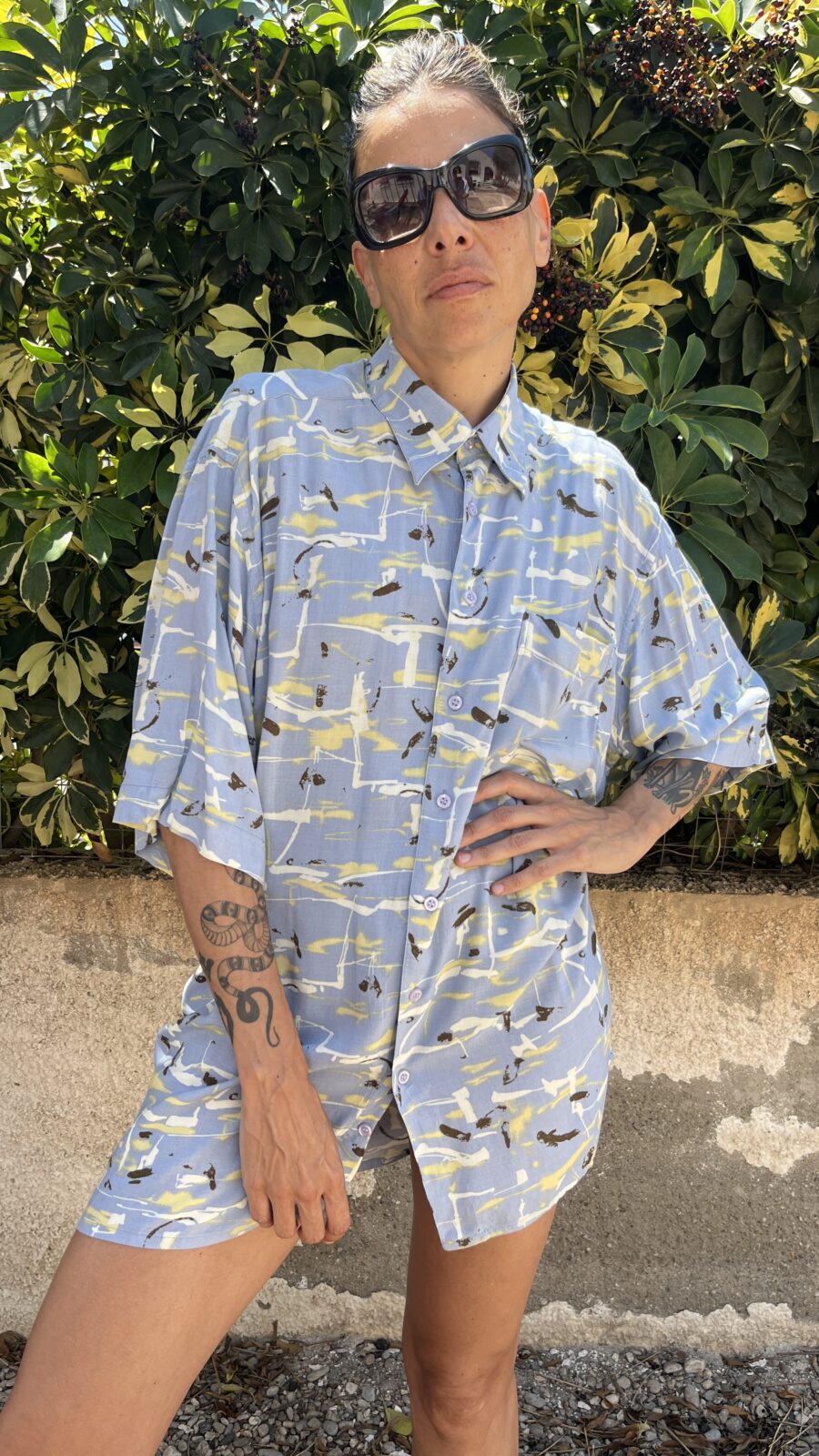Camisa Unisex de Viscosa Años 80 con Estampado Abstracto Azul y Amarillo - Imagen 2