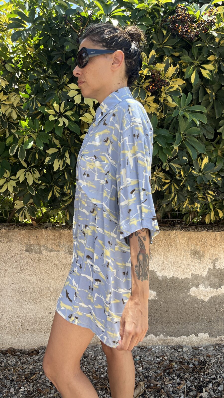 Camisa Unisex de Viscosa Años 80 con Estampado Abstracto Azul y Amarillo - Imagen 4