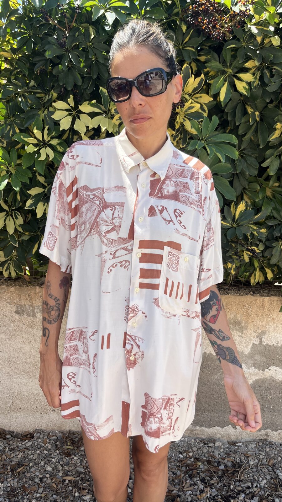 Camisa Unisex Vintage Años 80 con Estampado Étnico en Burdeos y Blanco - Imagen 6