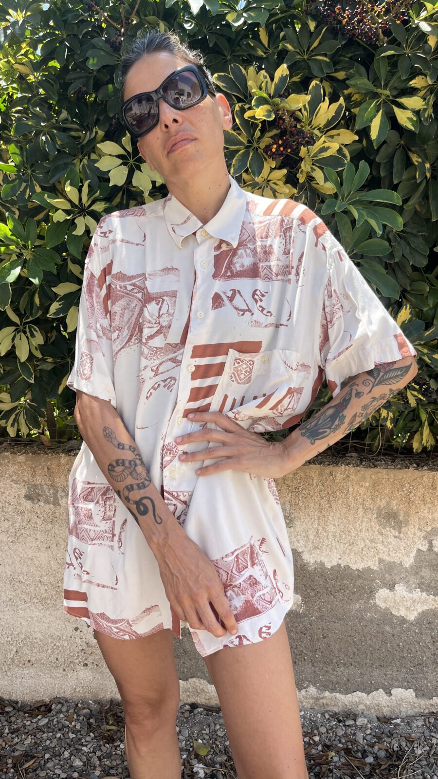 Camisa Unisex Vintage Años 80 con Estampado Étnico en Burdeos y Blanco - Imagen 4