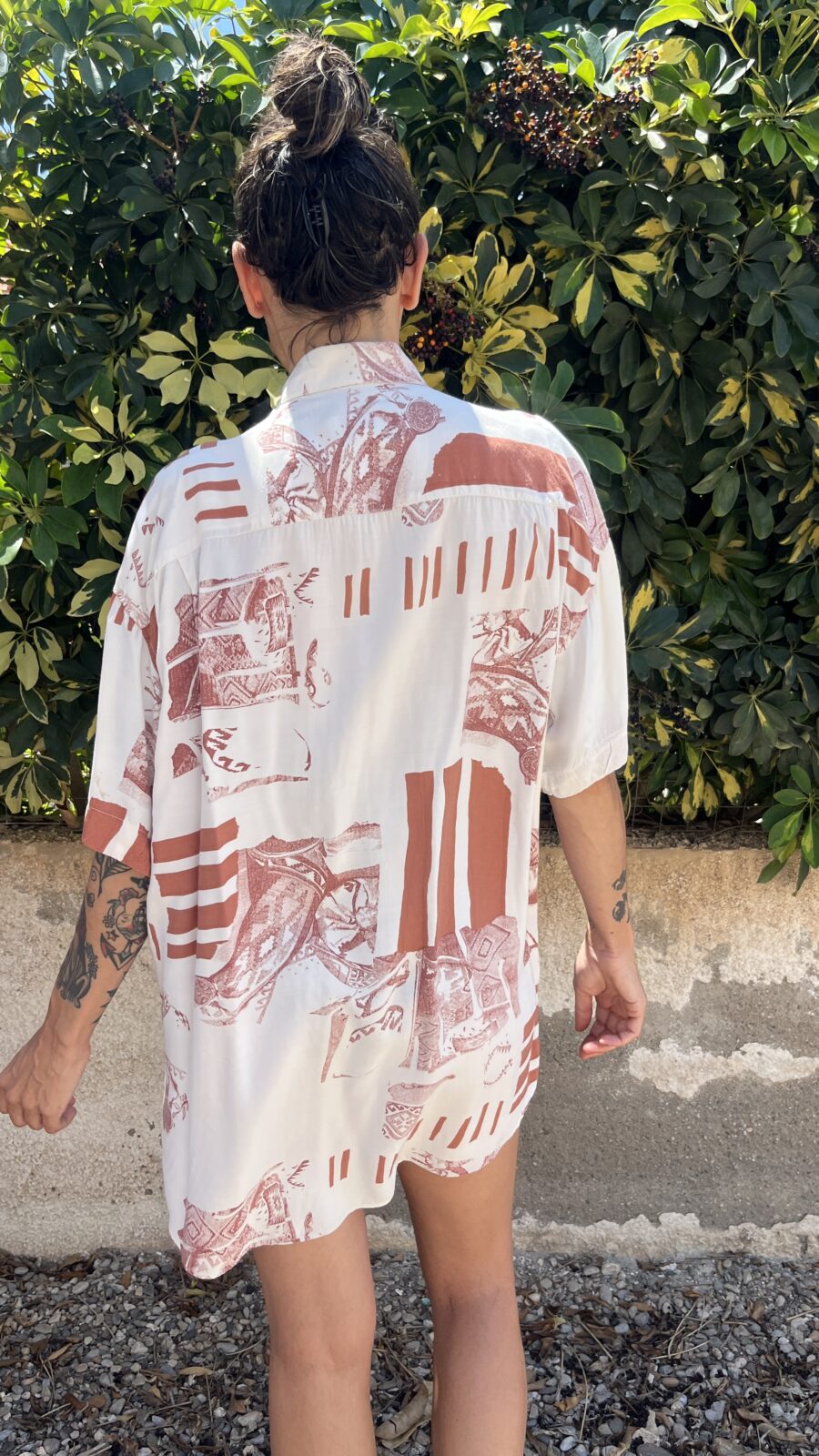 Camisa Unisex Vintage Años 80 con Estampado Étnico en Burdeos y Blanco - Imagen 8