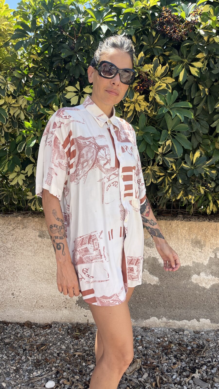 Camisa Unisex Vintage Años 80 con Estampado Étnico en Burdeos y Blanco - Imagen 2