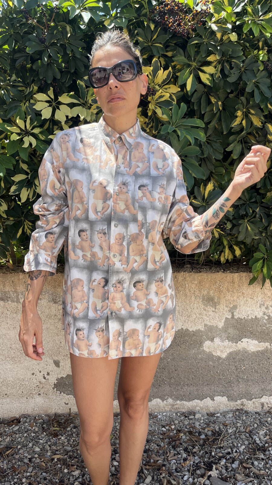 Camisa Unisex Vintage Años 80 con Estampado de Bebés – Made in Spain - Imagen 4