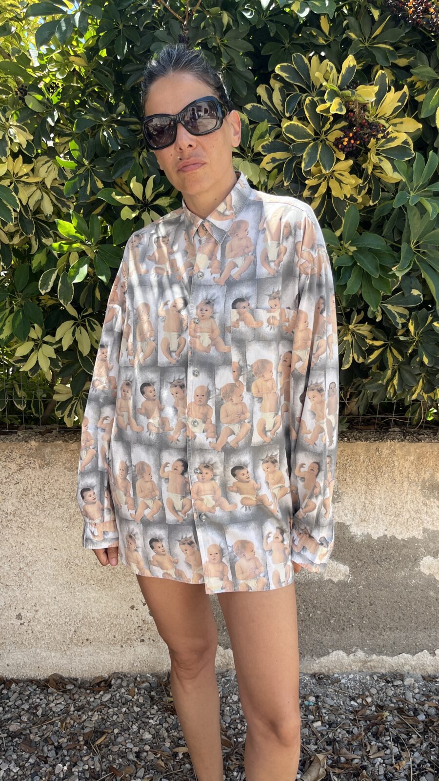 Camisa Unisex Vintage Años 80 con Estampado de Bebés – Made in Spain - Imagen 2
