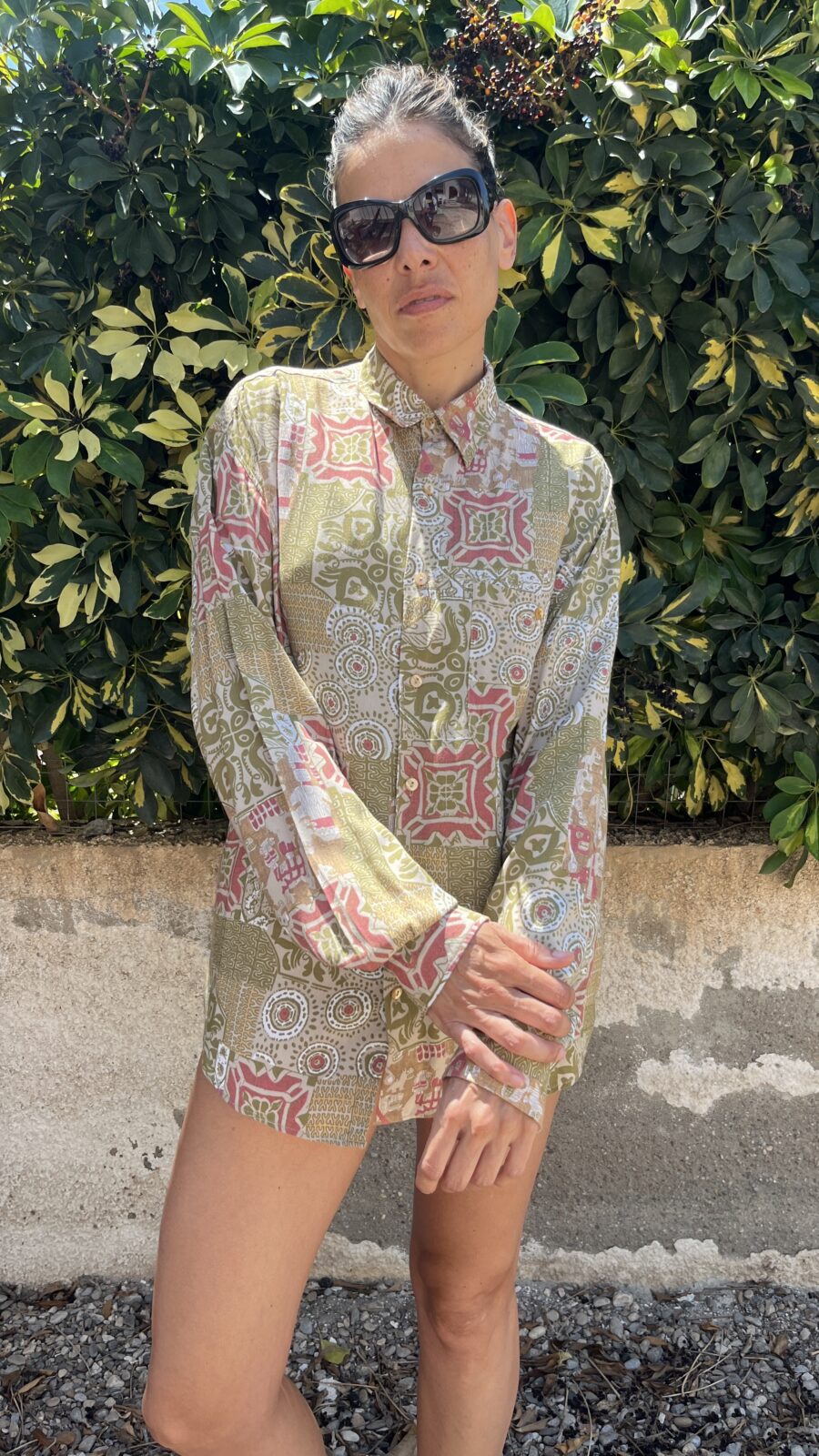 Camisa Unisex Vintage Años 80 de Rayón con Estampado Geométrico Verde y Coral - Imagen 6