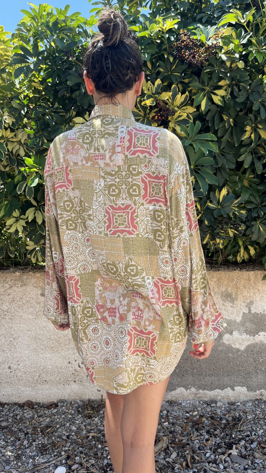 Camisa Unisex Vintage Años 80 de Rayón con Estampado Geométrico Verde y Coral - Imagen 4