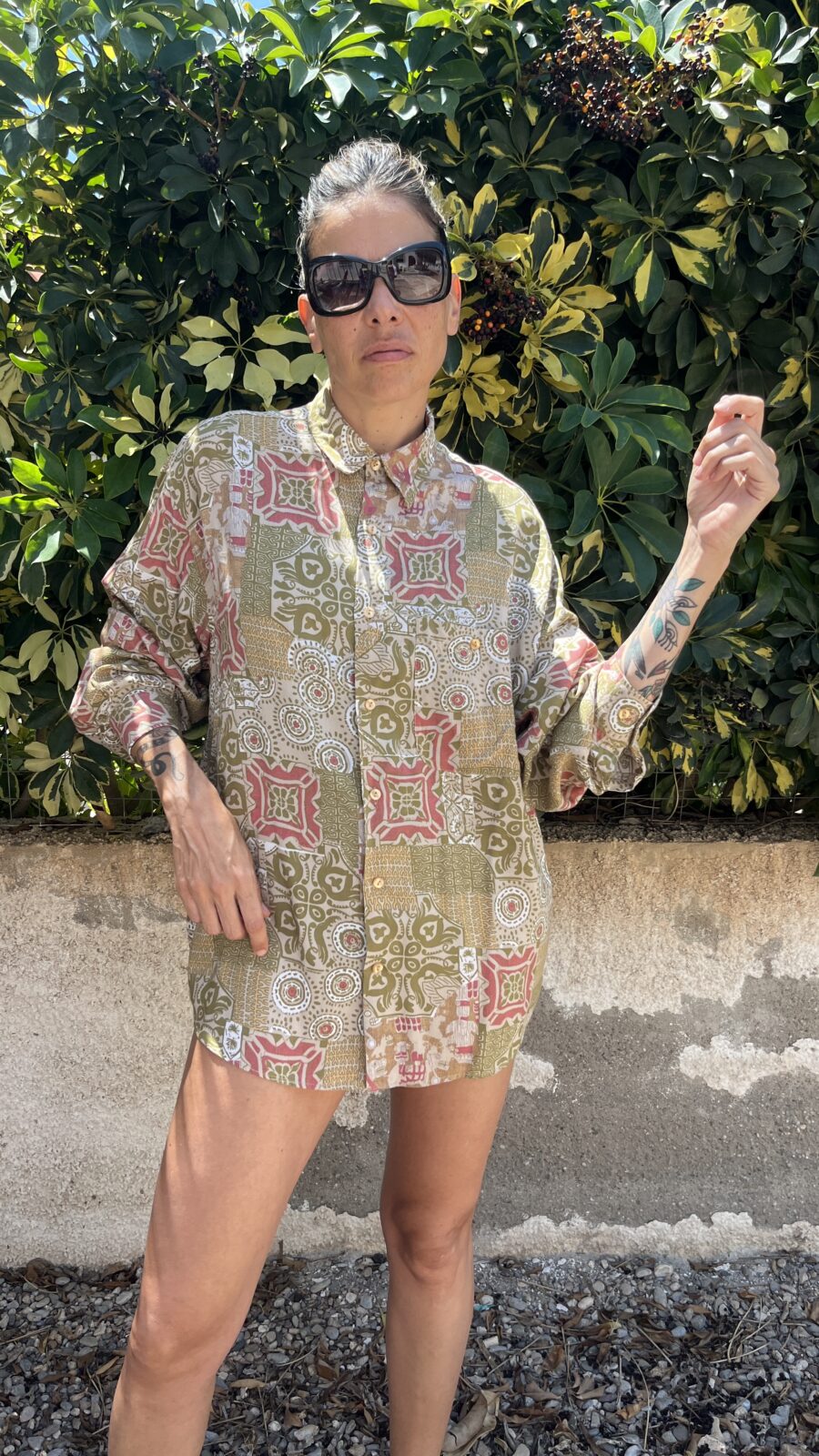 Camisa Unisex Vintage Años 80 de Rayón con Estampado Geométrico Verde y Coral - Imagen 2