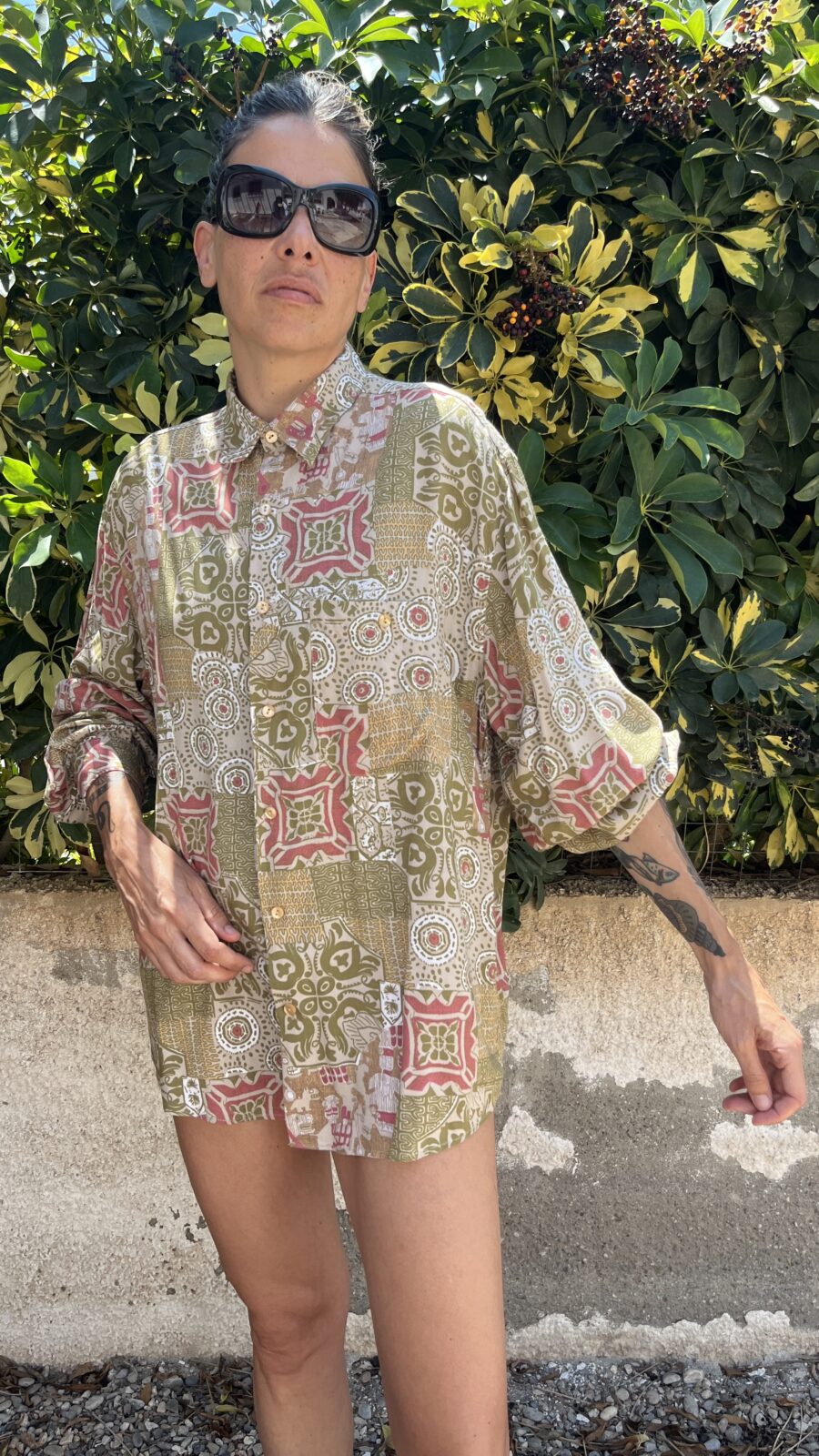 Camisa Unisex Vintage Años 80 de Rayón con Estampado Geométrico Verde y Coral - Imagen 8