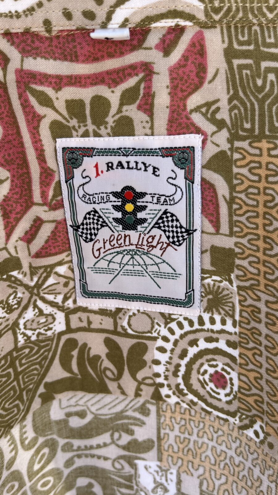 Camisa Unisex Vintage Años 80 de Rayón con Estampado Geométrico Verde y Coral - Imagen 10