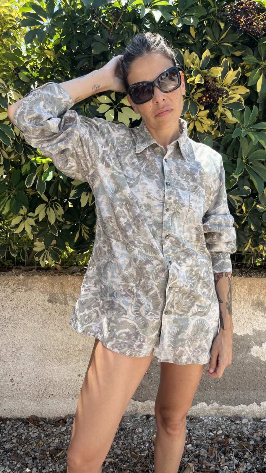 Camisa Vintage Unisex Años 80 con Estampado Abstracto Tropical - Imagen 4