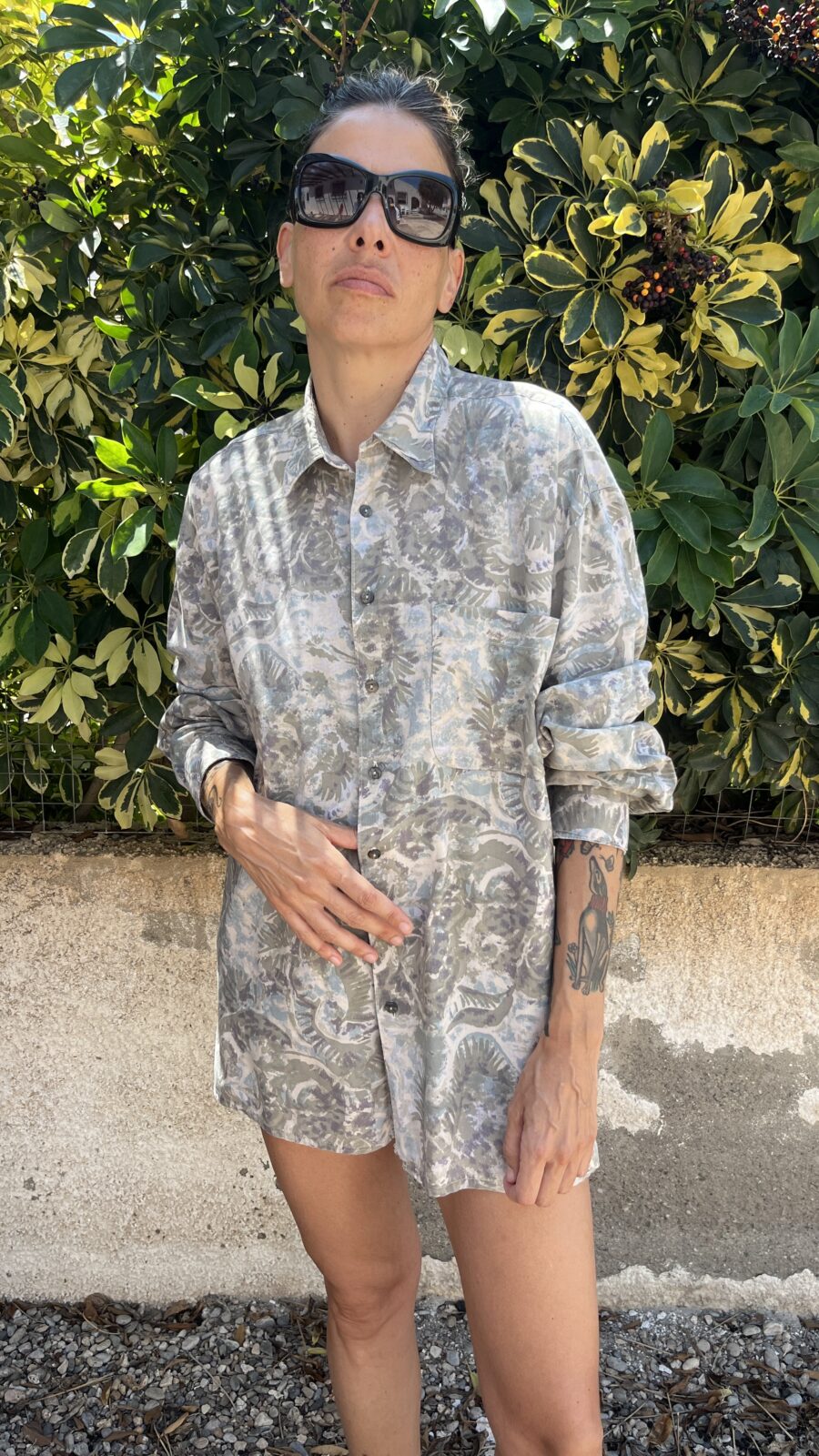 Camisa Vintage Unisex Años 80 con Estampado Abstracto Tropical - Imagen 2