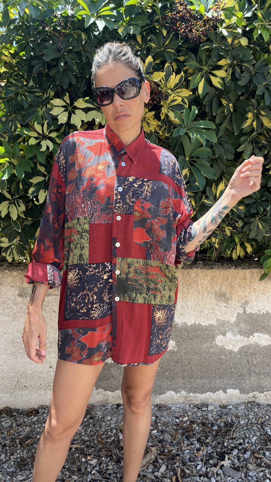 Camisa Vintage unisex Jean Maseric Años 80 con Estampado Abstracto en Rojo y Verde - Imagen 4