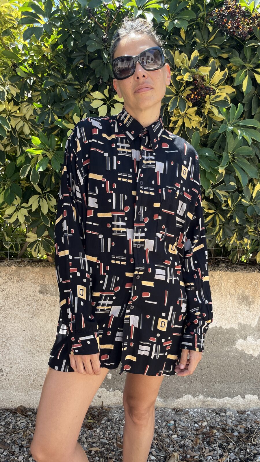 Camisa Vintage Negra Años 80 con Estampado Abstracto Geométrico - Imagen 10
