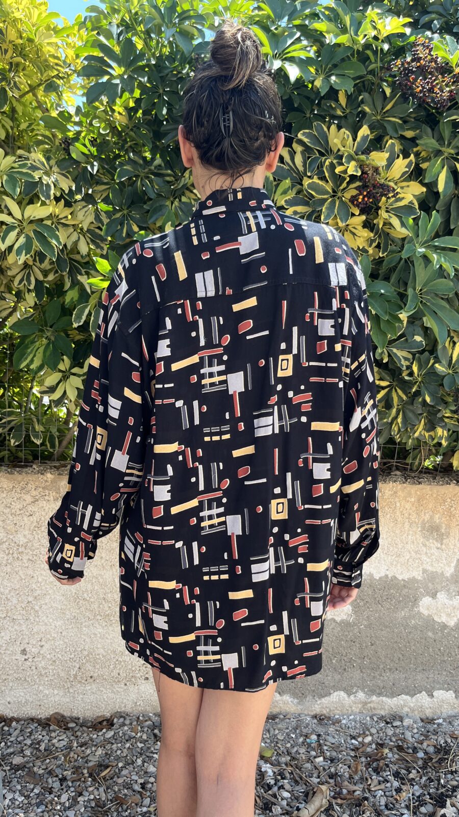 Camisa Vintage Negra Años 80 con Estampado Abstracto Geométrico - Imagen 6