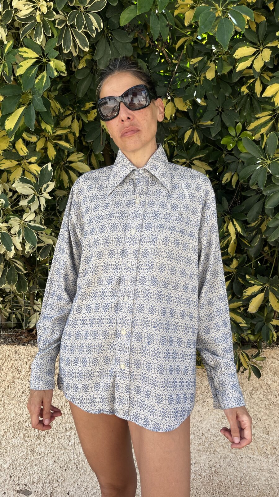 Camisa Vintage Años 70 con Estampado Azul Geométrico - Imagen 5